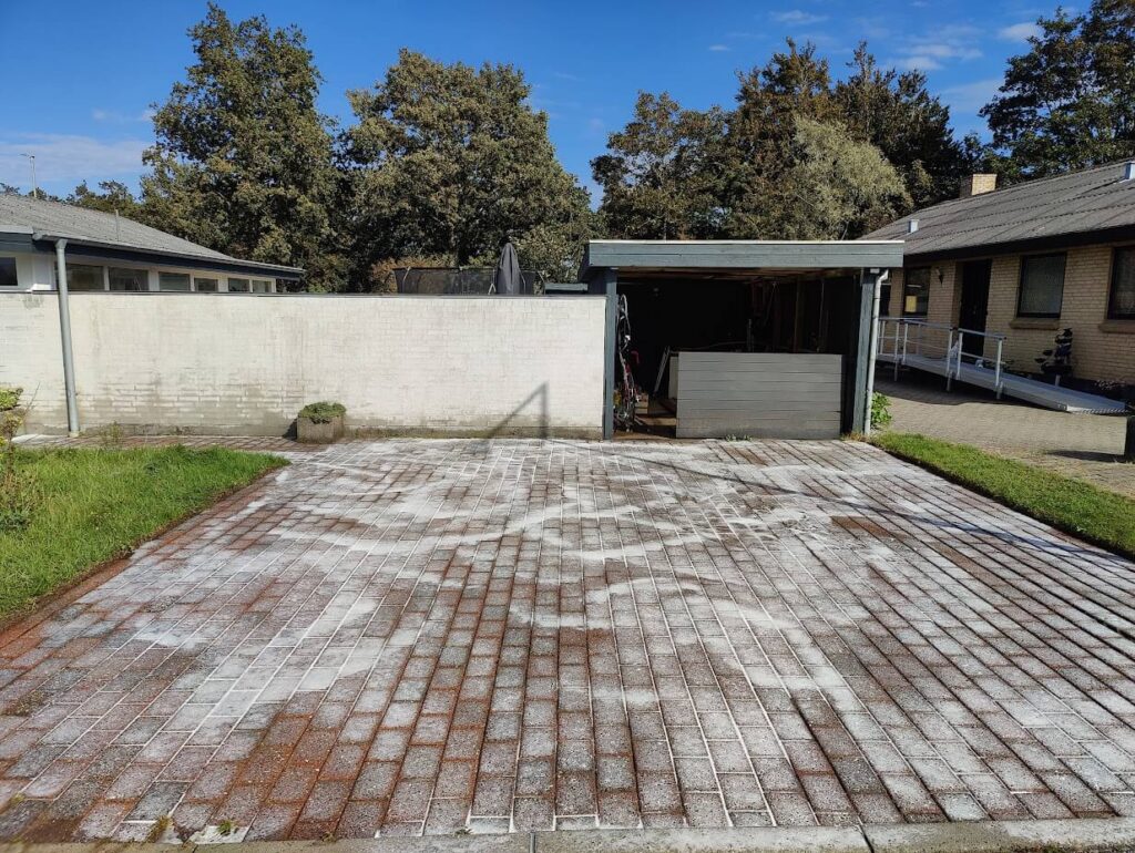 Fliser som er blevet efterbehandlet med algebehandling