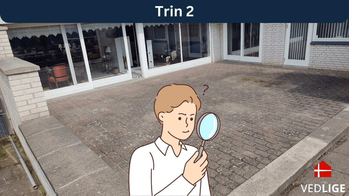 Mand som undersøger fliser inden fliserens