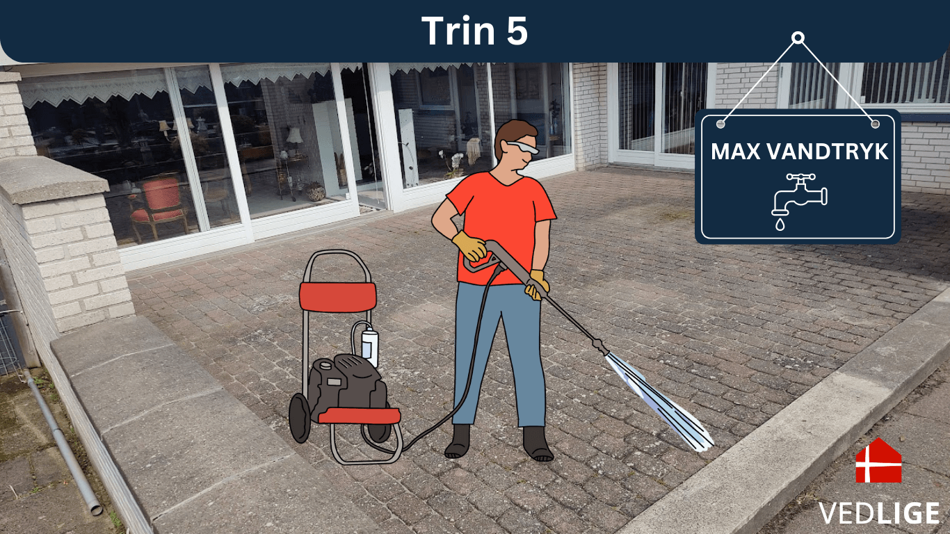 Mand tænder sin højtryksrenser til fliserens