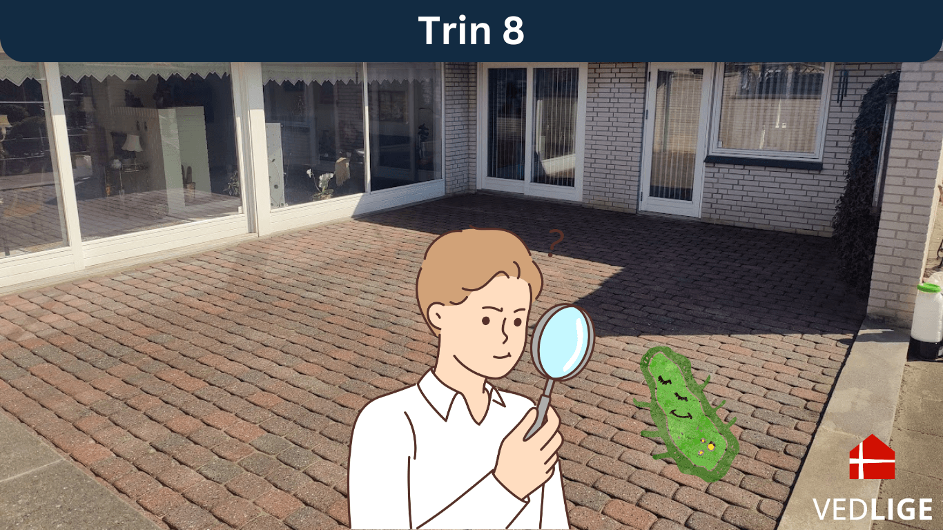 Mand som undersøger fliserne efter en gør det selv fliserens