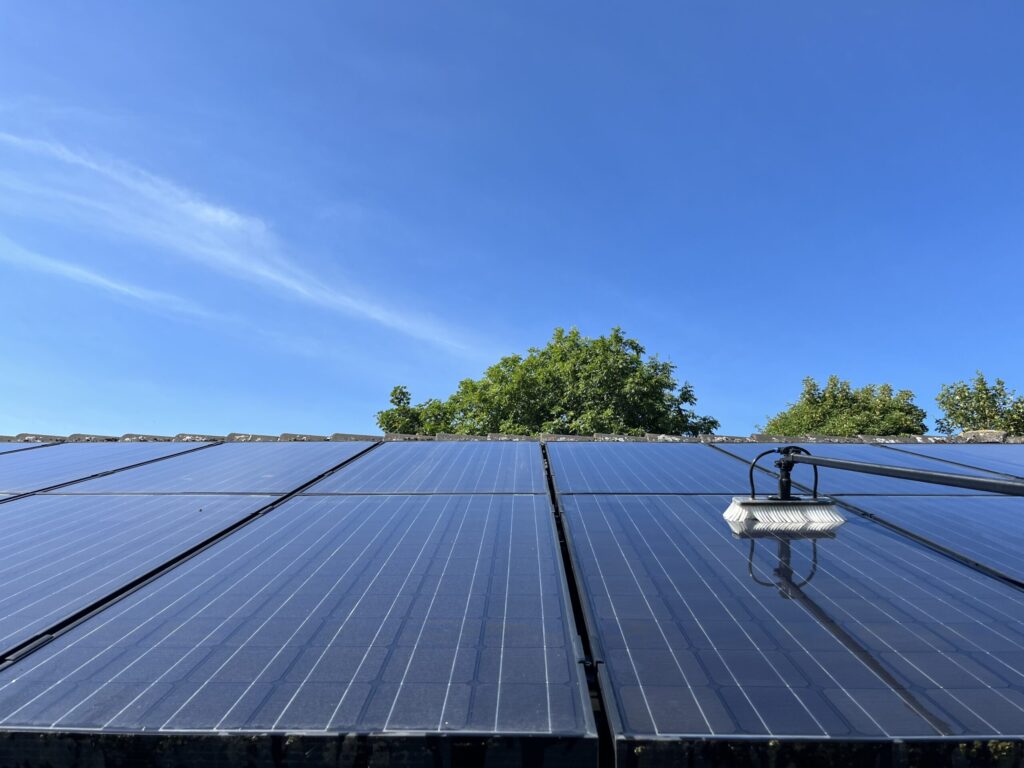 Solceller som bliver vasket