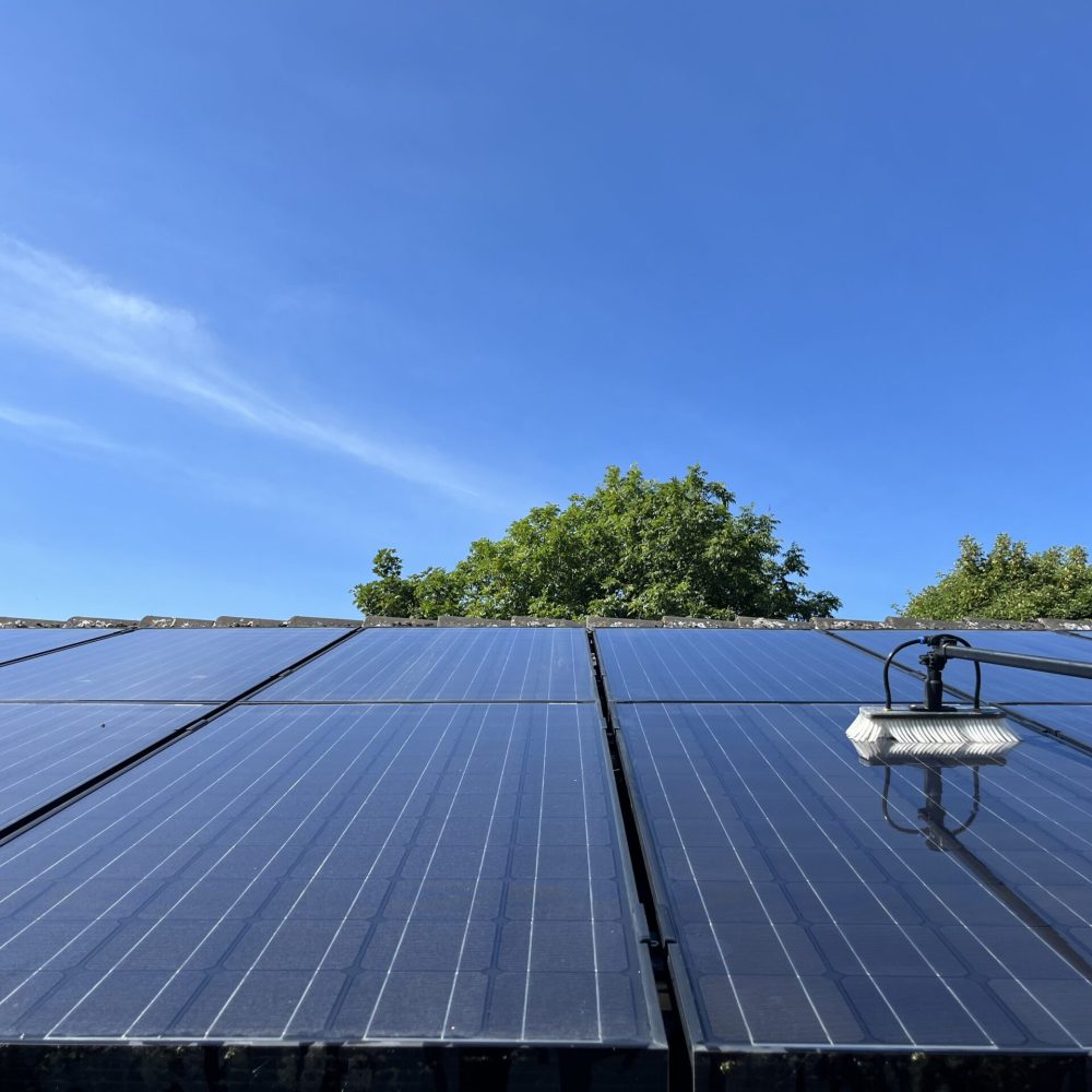 Solceller som bliver vasket